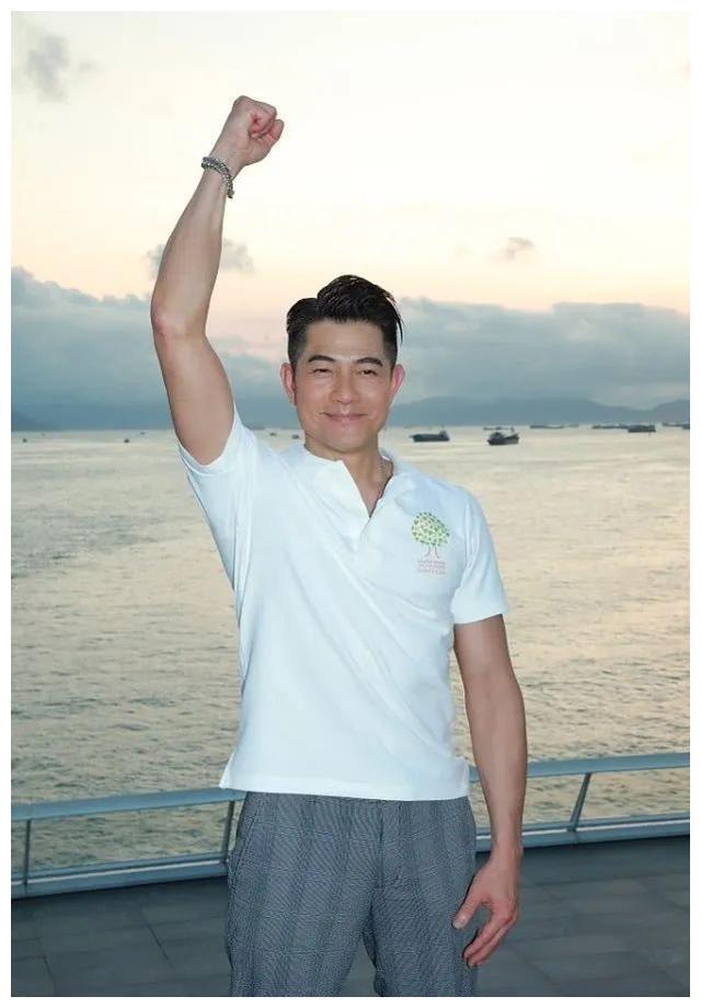 54岁郭富城帅气造型,polo衫 西裤,梳起侧分背头魅力十足