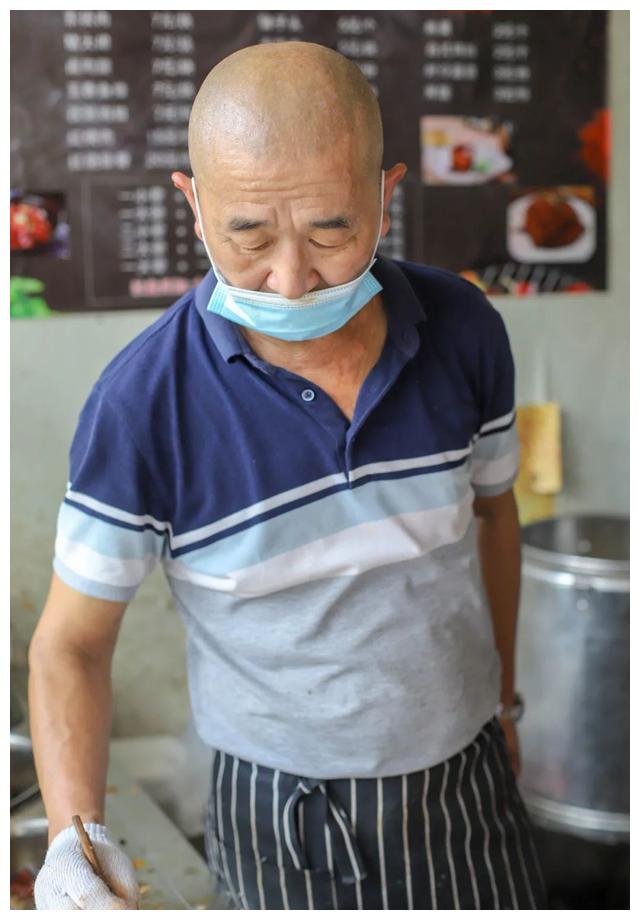 奎星路上开了28年的快餐店,老板光头,话少,做菜成"痴"