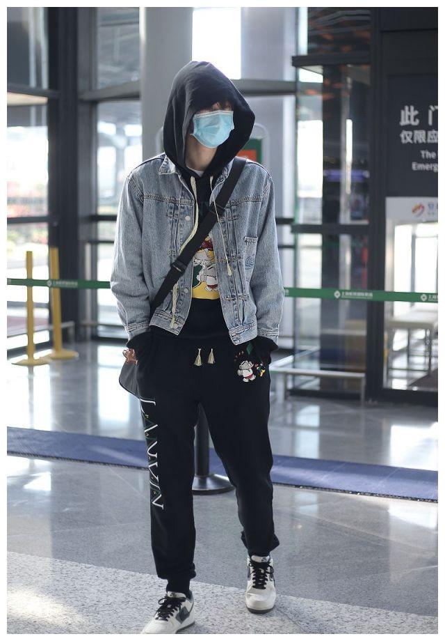 陈宥维穿休闲装包裹严实难掩帅气 双手插裤袋大步流星潇洒随性