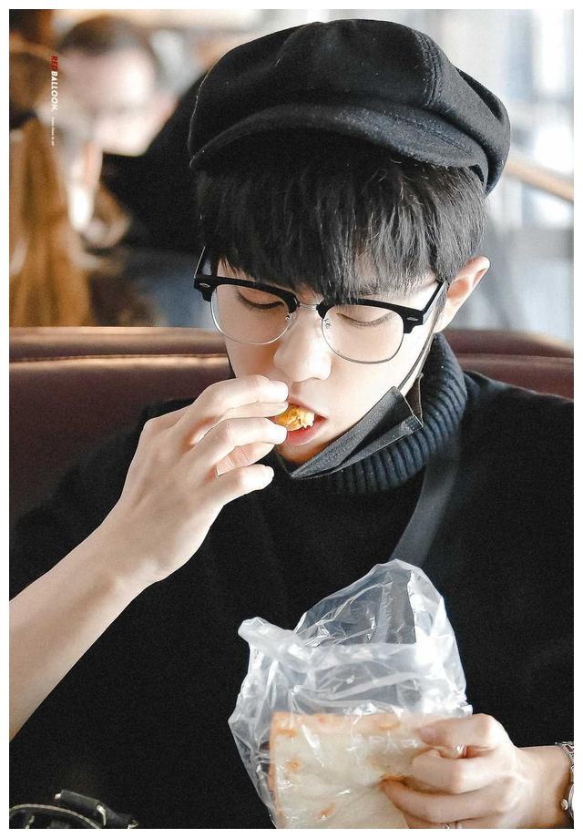 肖战是有多爱吃面包呀每年同一天都要发小面包