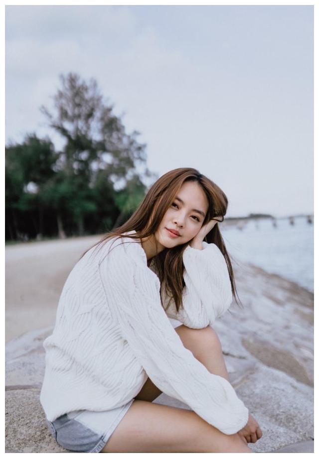 演艺圈新人的她从小对电视台并不陌生,母亲是新加坡资深戏骨林梅娇,黄