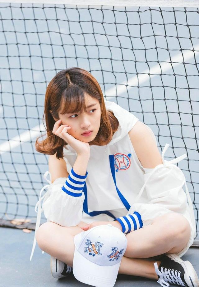 清纯白皙阳光运动女生操场俏皮可爱写真