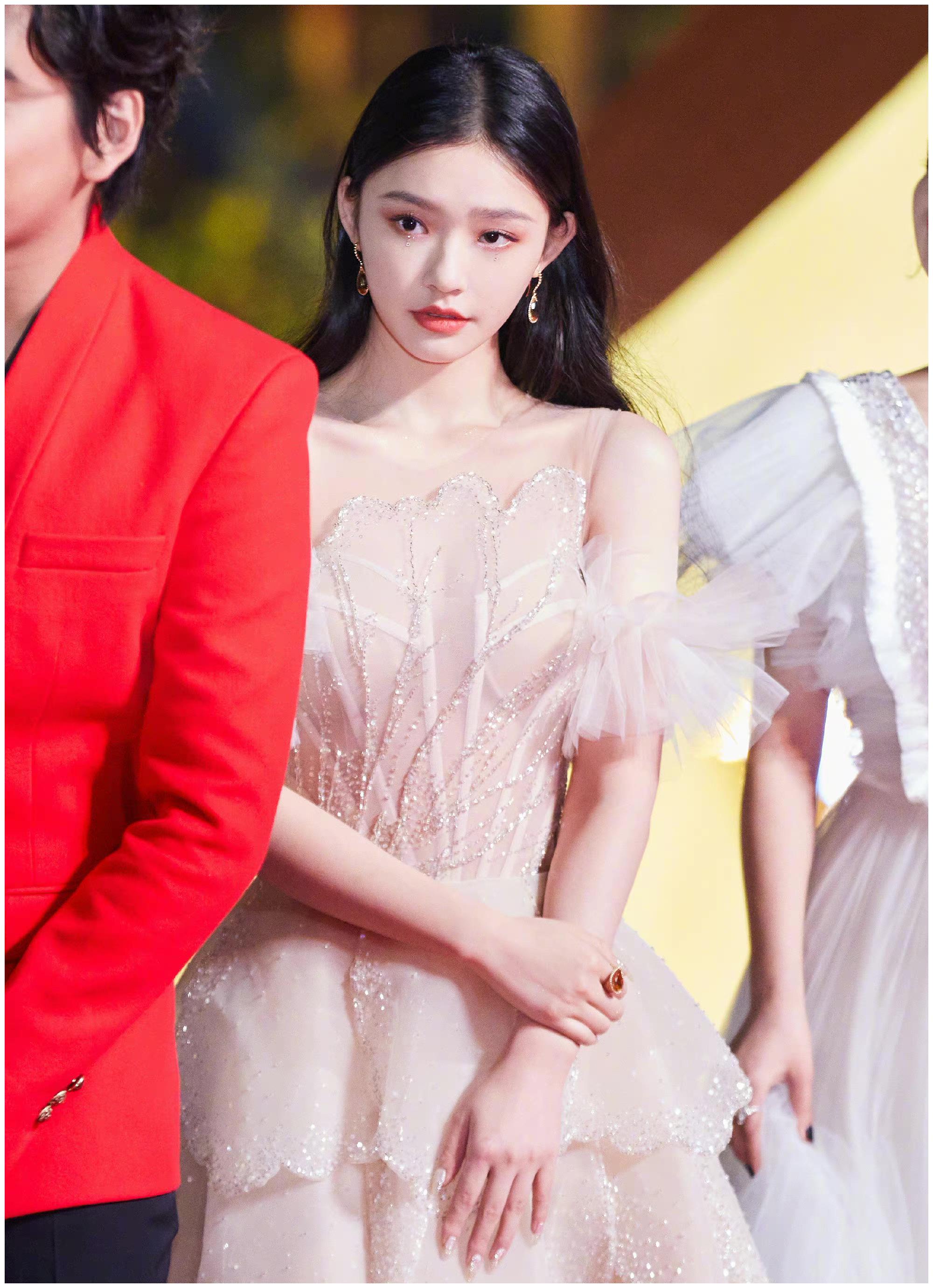 林允晒和王大陆合影网友纷纷喊话在一起粉色纱裙又美又仙