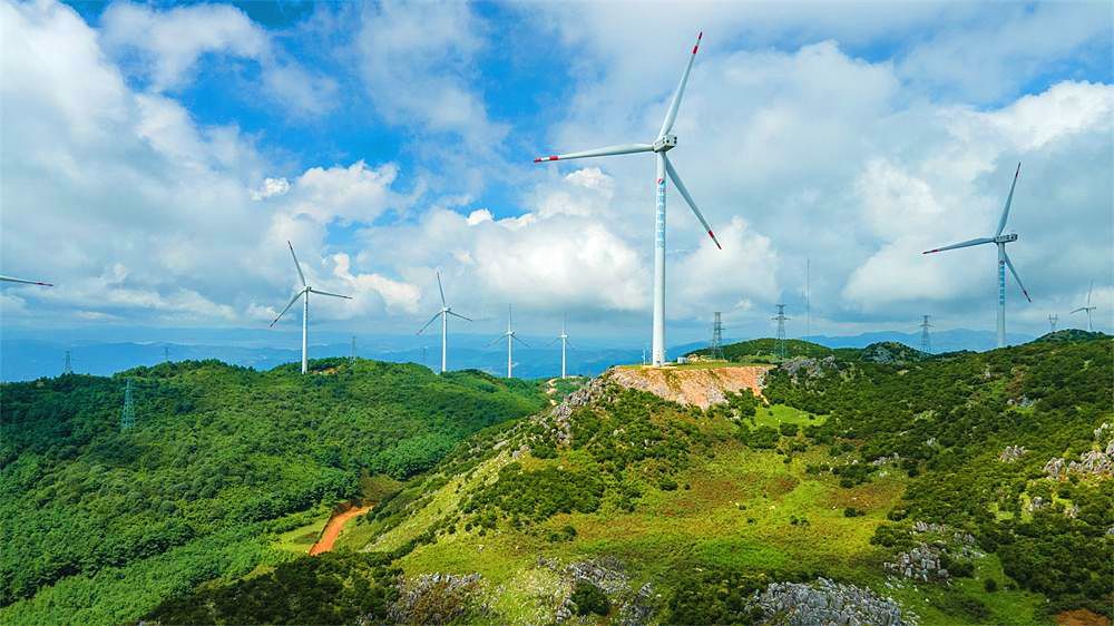 山顶平坦宽阔,能赏"一山观三湖三县一区"的绝妙景致,能品"华宁无江三