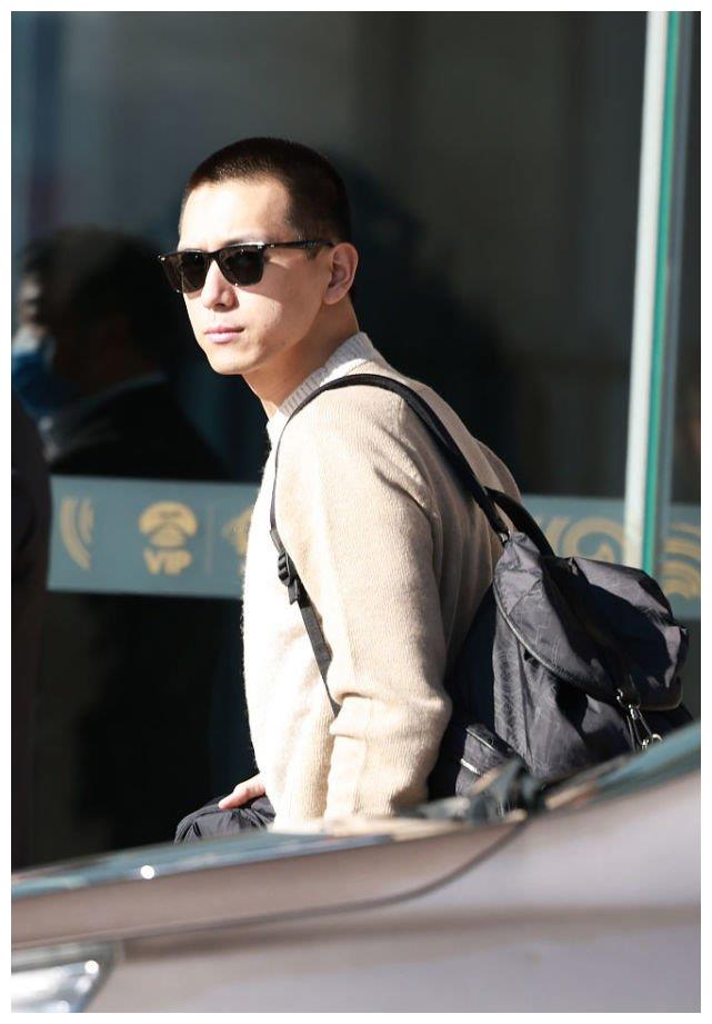 a爆!李现剪寸头戴墨镜硬朗帅气 赶路不忘回头比v超宠粉