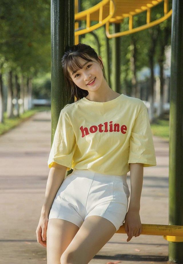清纯可爱校花女神夏日俏皮户外写真