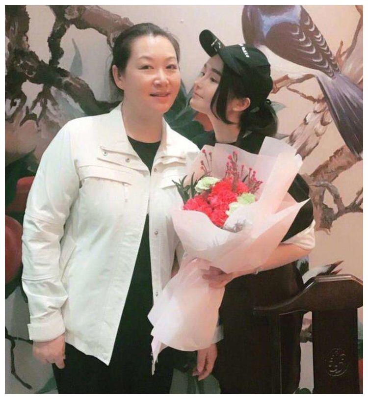 赵本山的大女儿和小女儿对比相差20岁命运也完全不同