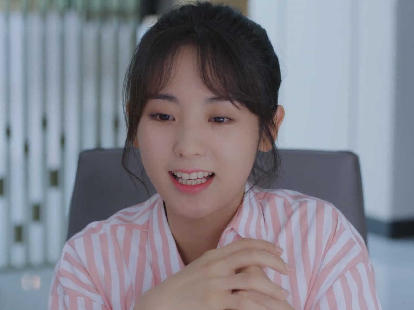 邢菲饰演的姜小宁进入男主,任嘉伦饰演的顾川,公司上班是一个意外.