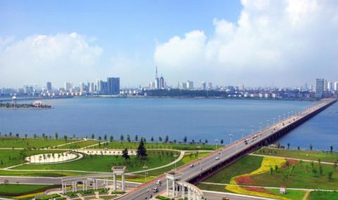 山东各地级市gdp排%_山东这座地城市直追青岛,GDP将破万亿,省内排名第二(2)