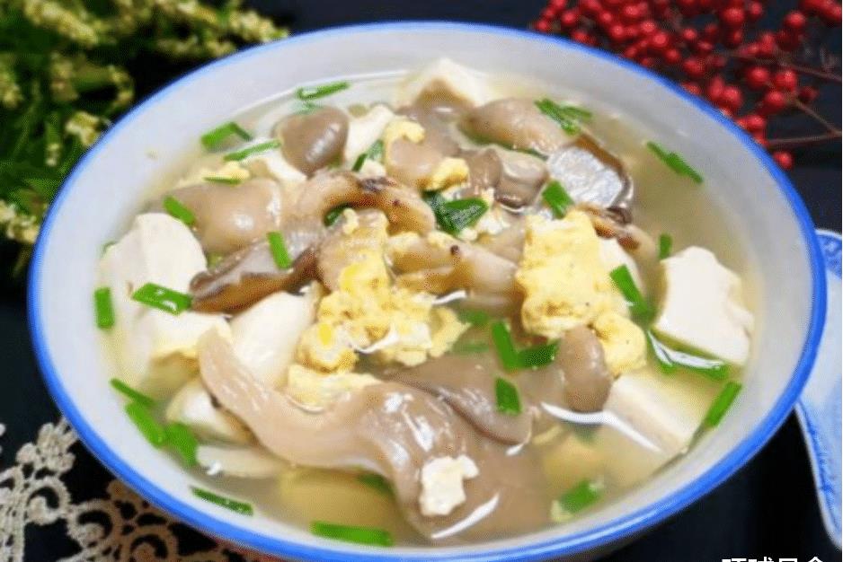 白蘑菇豆腐汤图片