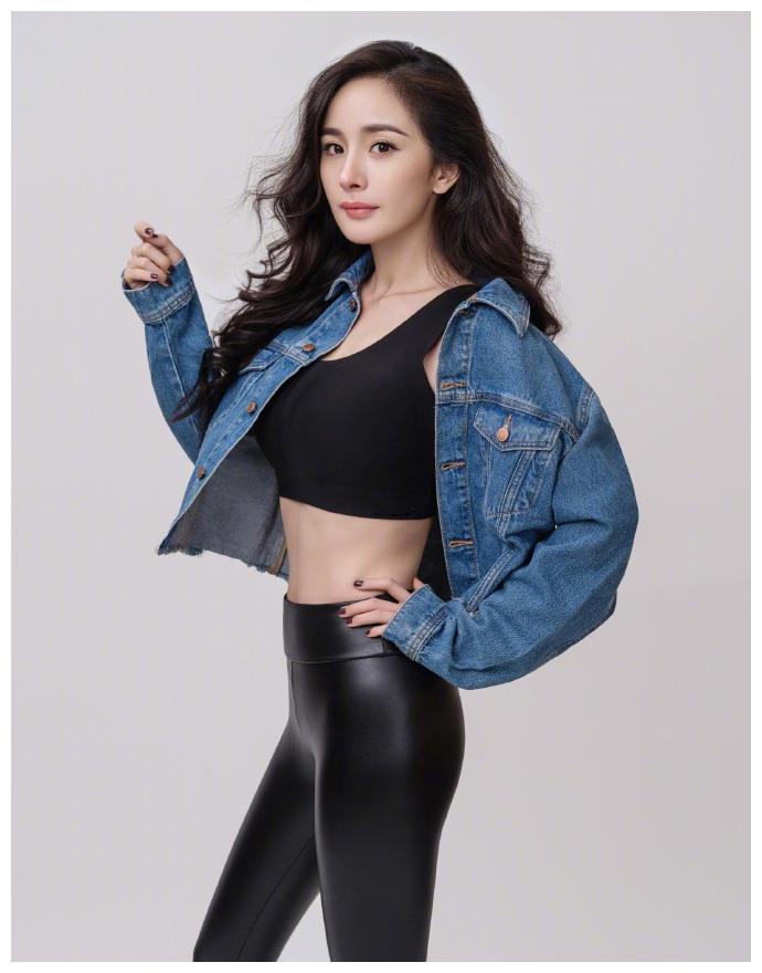 杨幂黑皮裤黑背心时尚写真照片释出 小蛮腰露肚脐展现完美曲线