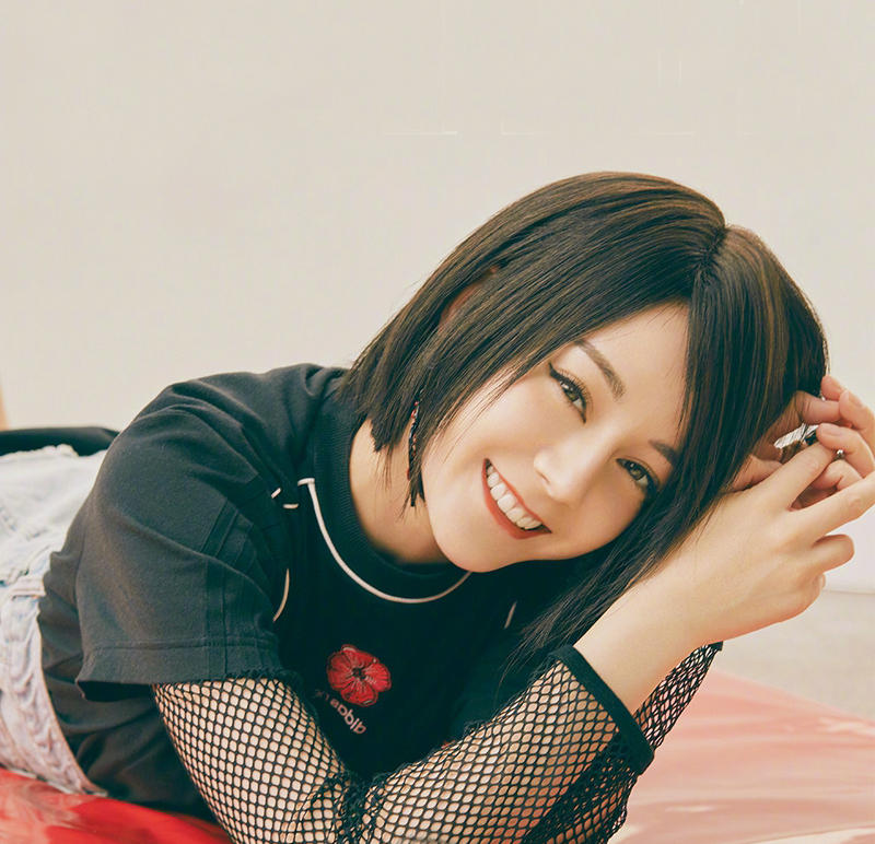 迪丽热巴终于找到了合适的发型三七分短发好清丽让人眼前一亮