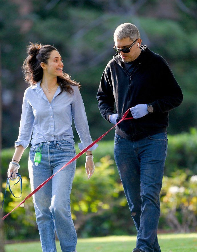 艾米·罗森和才子老公街头遛狗,蓝衬衫 牛仔裤,休闲又清新