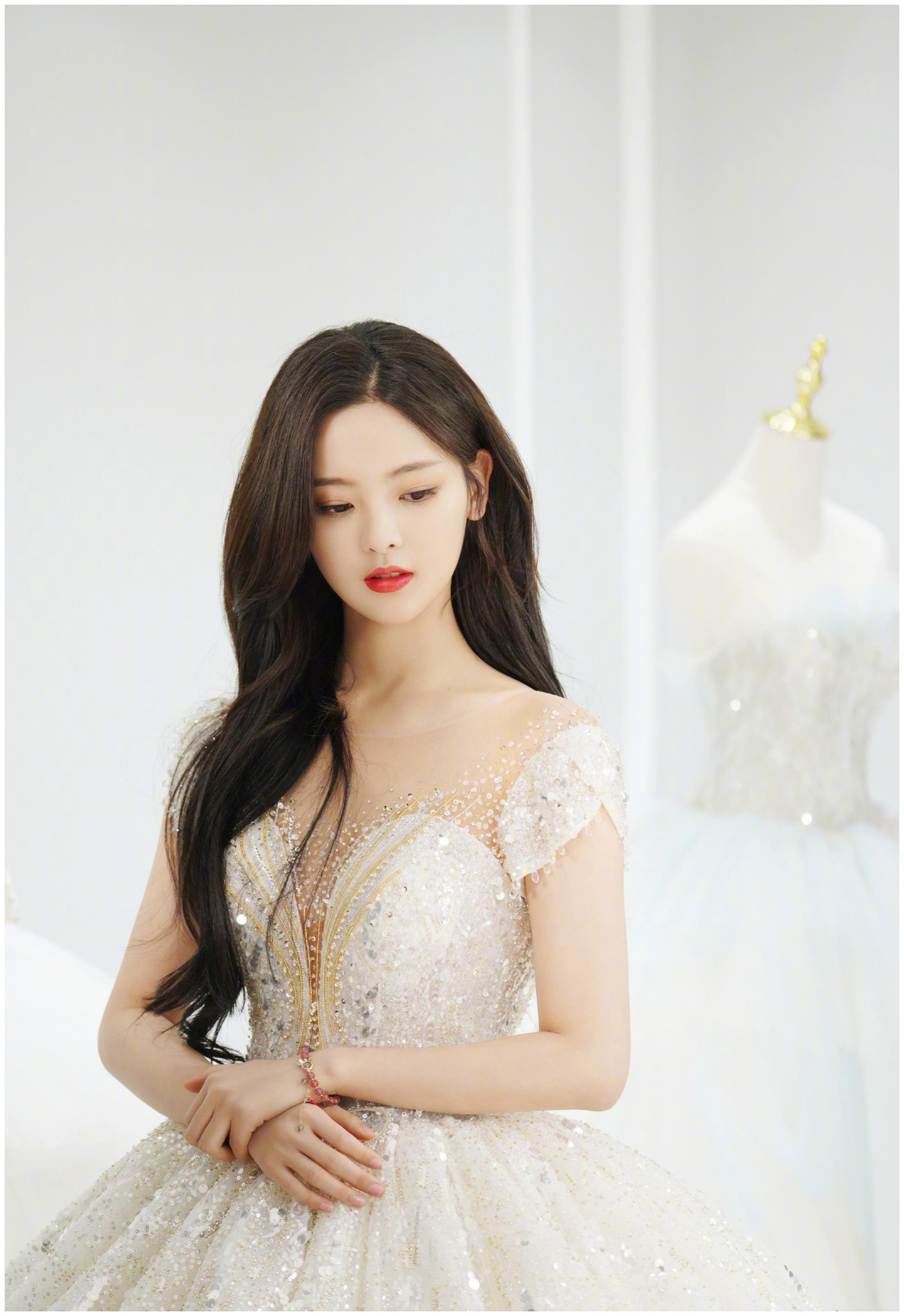 《平行时空遇见你》杨超越白昼星空婚纱好美,最美新娘来啦!