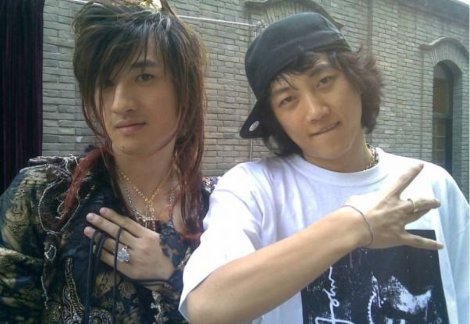 非主流歌缔造者!90后无人不知的后弦,爆红5年后去哪了?