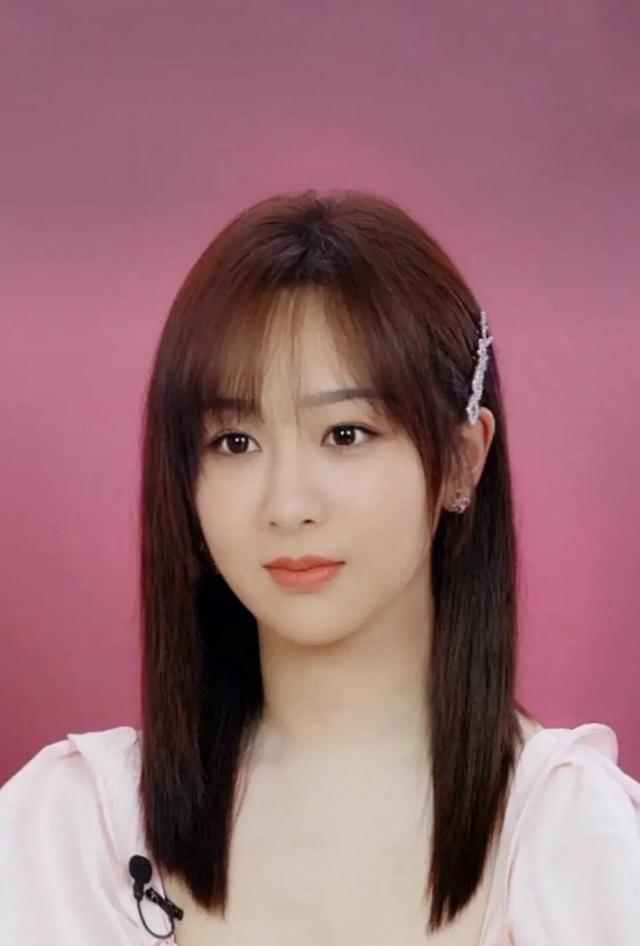 杨紫最新私服生图曝光,一袭粉色泡泡袖连衣裙,清纯少女感十足