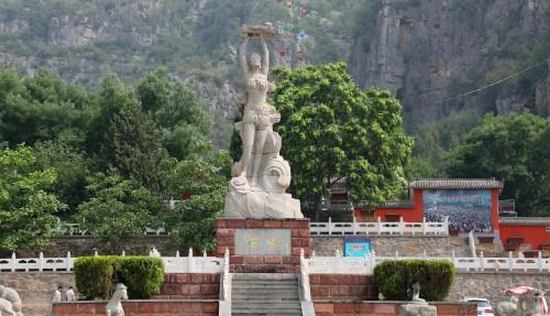 河南不起眼大山却大有来头,被古村环绕,山顶巨像更是镀金打造