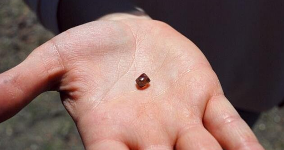 女孩在公园散步,捡到一颗特殊小石子,鉴定后发现自己撞大运了|石子