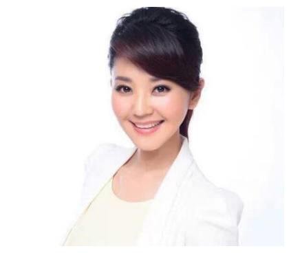 她曾是央视当红主持人,后嫁给大自己8岁老公,被宠成小公主