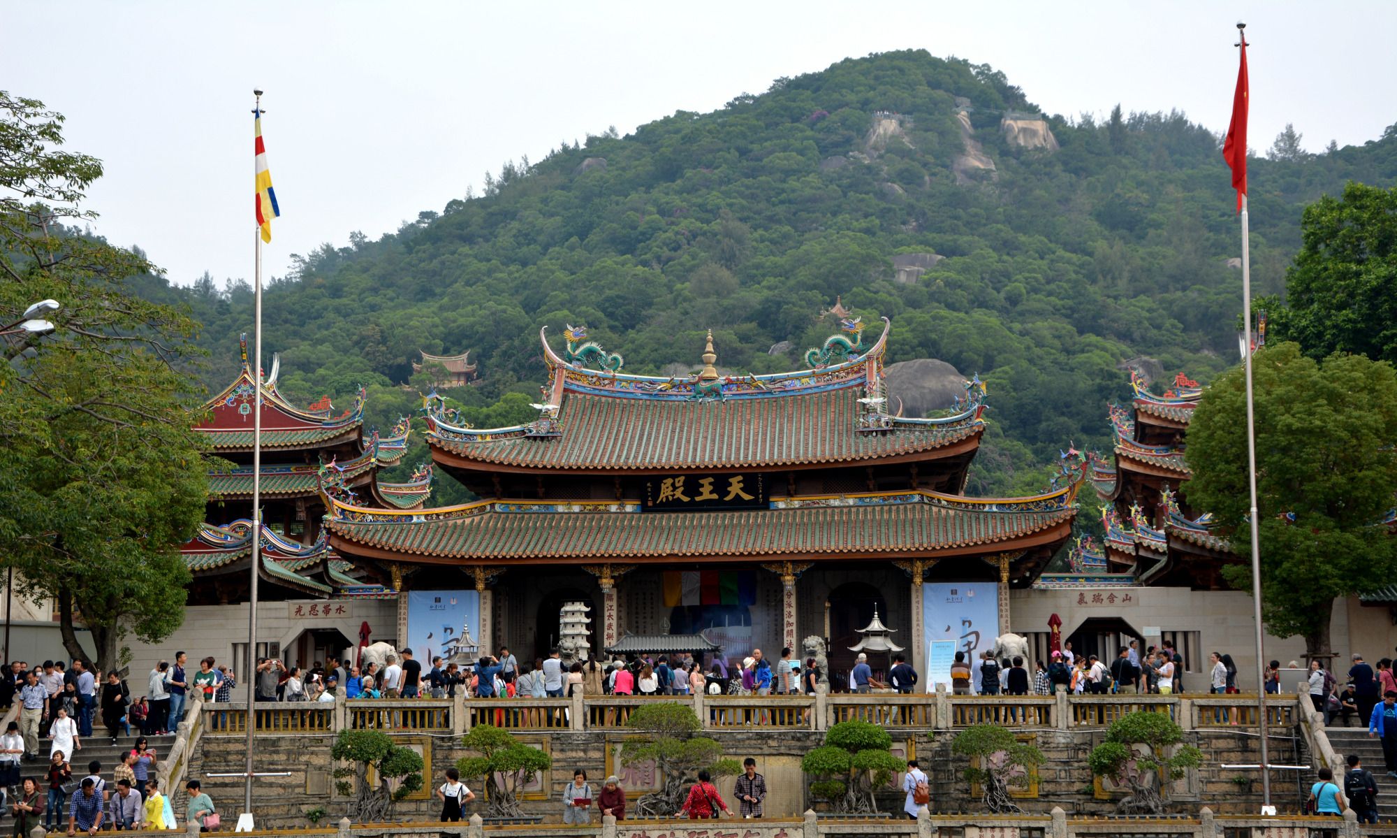 看惯了寺庙的气势恢宏,用这个视角观赏南普陀寺,你一定没有想到