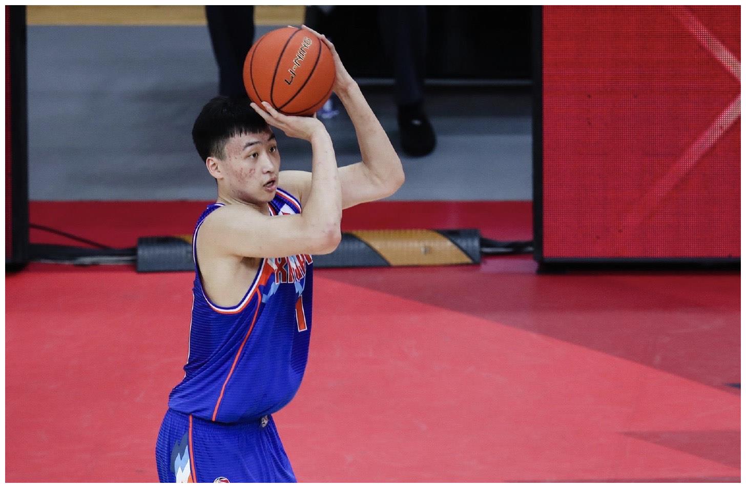 休赛期,新疆男篮连续失去了西热力江,范子铭,可兰白克和俞长栋4人,纸