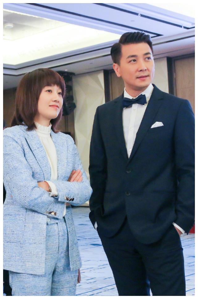 青梅竹马马伊琍手搂陈龙保剑锋合影三个人一年又一年