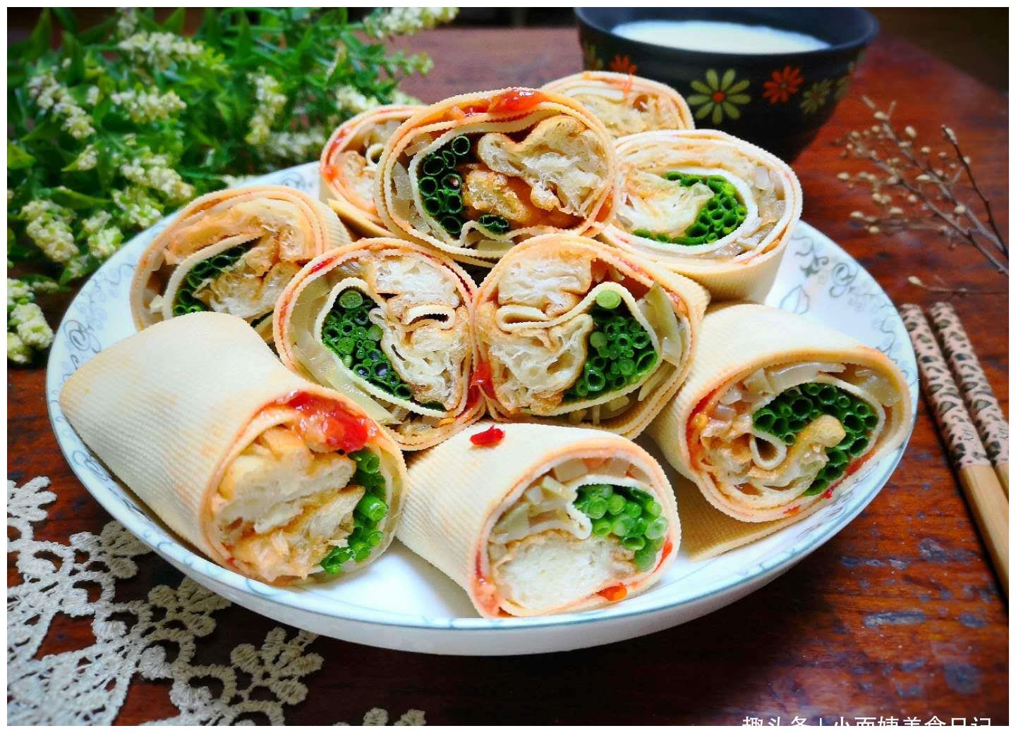 【豆腐皮卷油条】食材:豆腐皮3张,油条2根,2个小榨菜头,香葱1小把