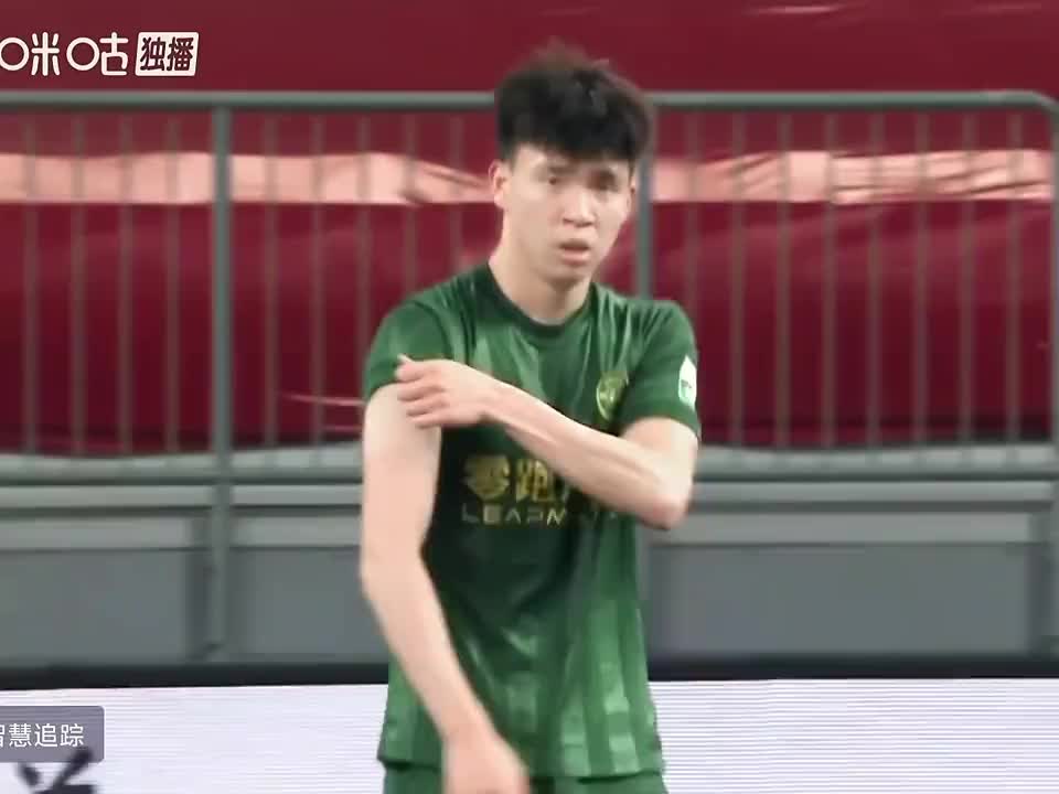 非常生气！赛后王钰栋不满队友未传球，挥拳不满并不断叫骂