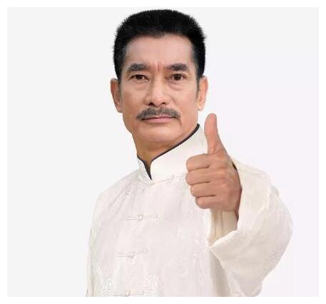 演艺圈"老人"专业户,从二三十岁就演老人,今70岁颜值毫无变化