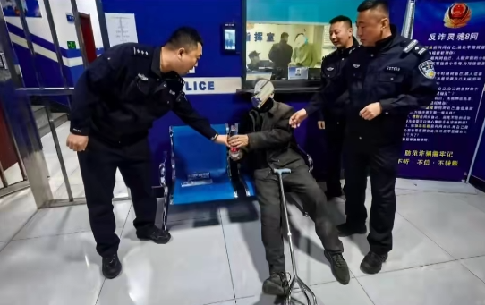 寒夜寻踪!长岭公安连夜搜寻,成功找回七旬走失老人 寒夜寻踪!长岭公安连夜搜寻,成功找回七旬走失老人