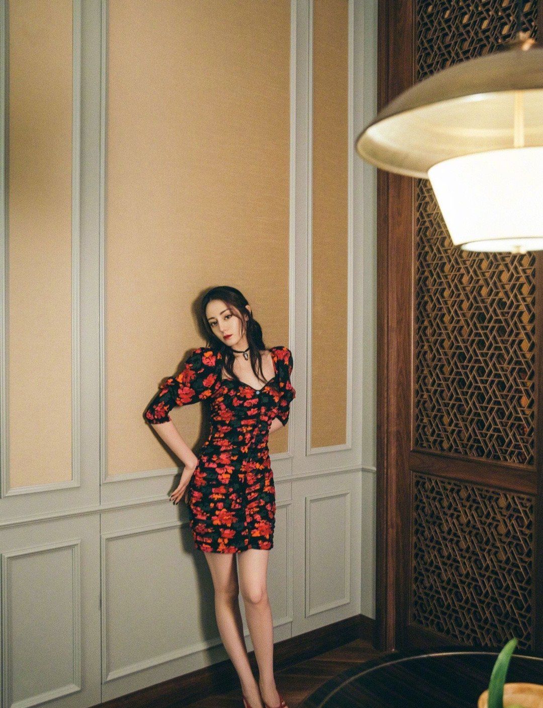 迪丽热巴:一袭碎花包臀裙,让人隔着屏幕都能感觉到浪漫的气息