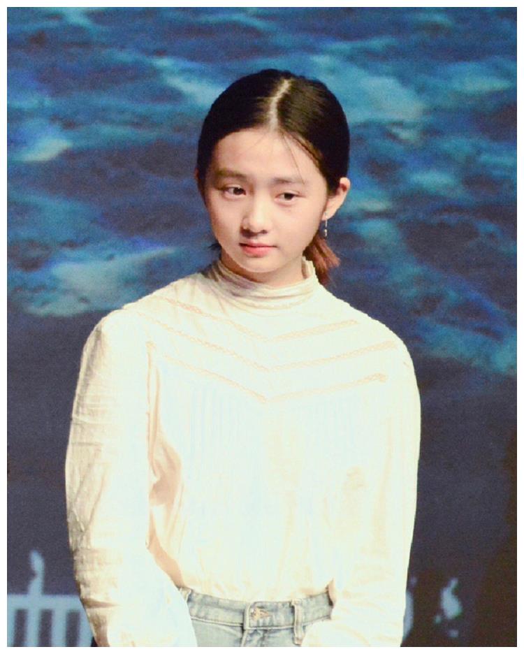 黄磊女儿黄多多近照,这颜值气质太绝了,遗传了妈妈孙