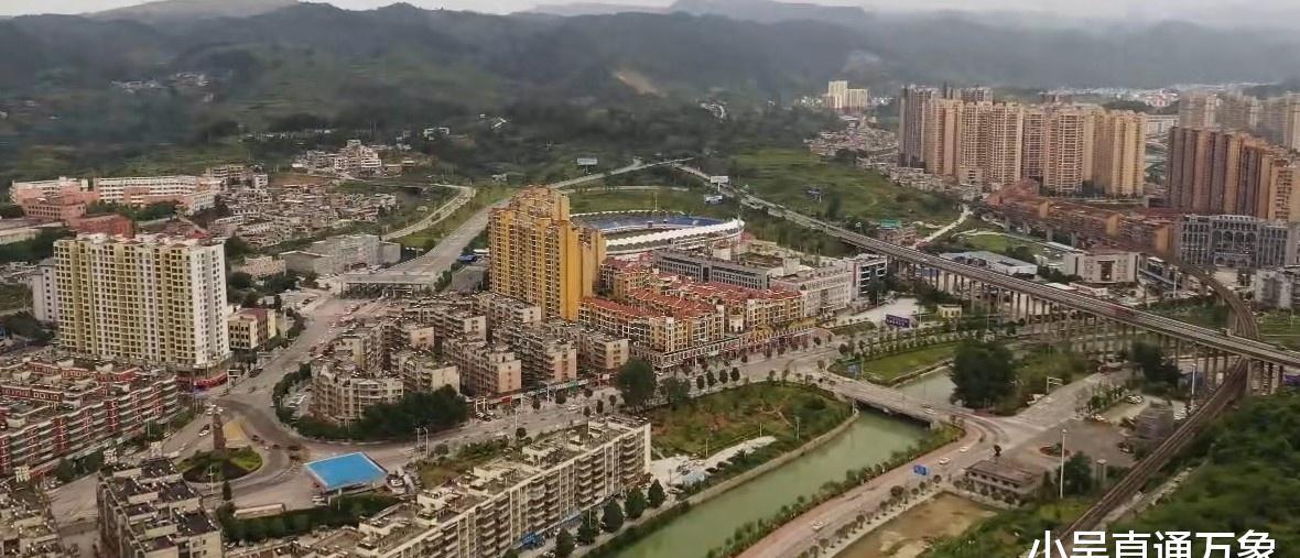 贵州贵定县的繁华街头,一个飞速发展的小县城