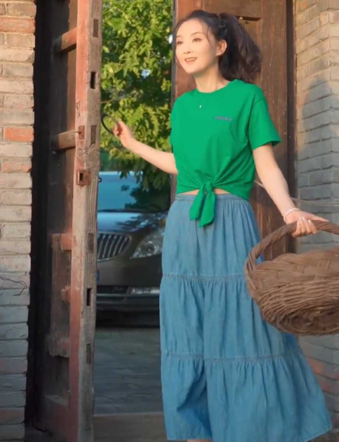 48岁王艳穿裙子下地干农活小番茄随便擦擦就吃被赞真实接地气