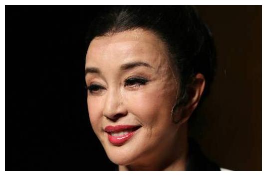 又整了?刘晓庆近照被讽像戴人皮面具,脸部僵硬耳朵变形很奇怪