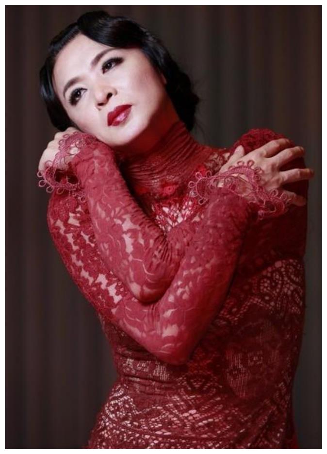 金星从男人变女人,娶过妻也嫁过人,无人像她活得这般精彩勇敢