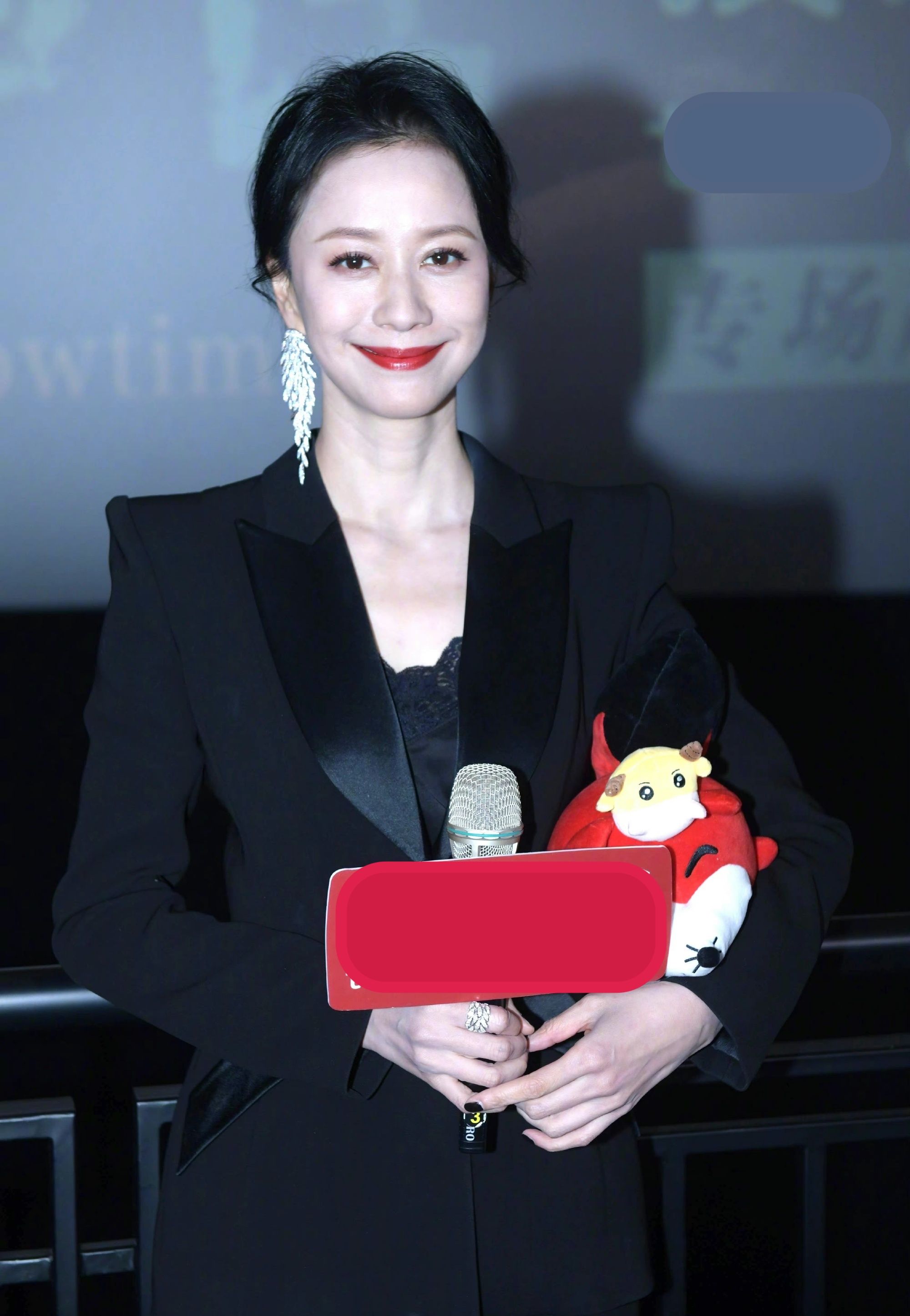 被倪虹洁的气质迷住了西装配红唇演绎优雅女人43岁状态绝美