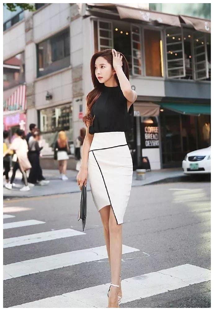 美女搭配一双白色高跟鞋整体的搭配风格绝对是超级显气质的组合