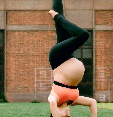 刘璇晒孕肚倒立照!动作干净利落还优美,不愧为体操冠军