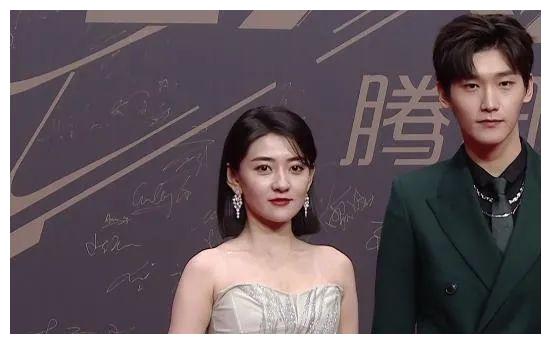 星光大赏女星红毯:杨紫上身臃肿热巴像花仙子,杨幂被勒出赘肉__财经
