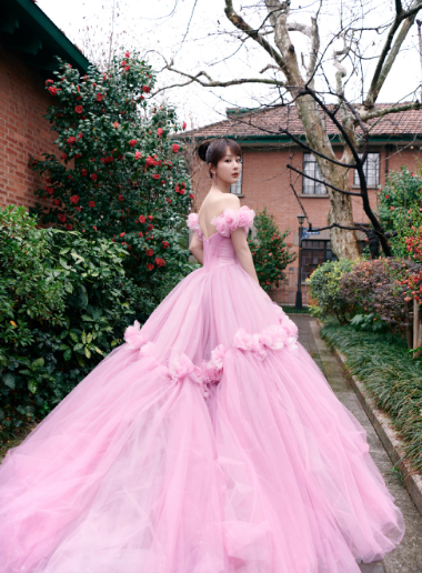 杨紫一袭紫粉色长裙惊艳亮相,妆容精致,眼神灵动.