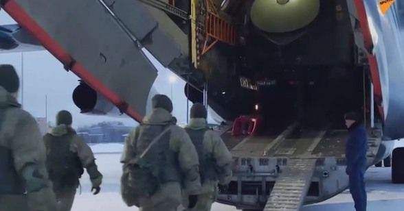 神兵天降！俄军伞兵零伤亡夺回机场，美国使馆人员悄悄撤离休闲区蓝鸢梦想 - Www.slyday.coM