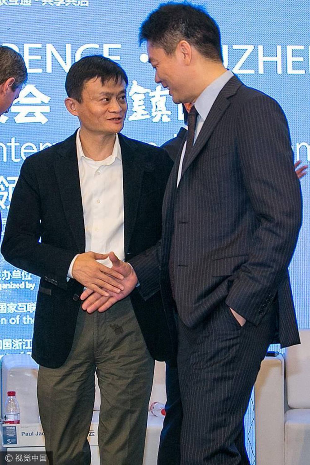 据刘强东说:当时,他和马云握手说自己是刘强东,但马云的第一反应竟然