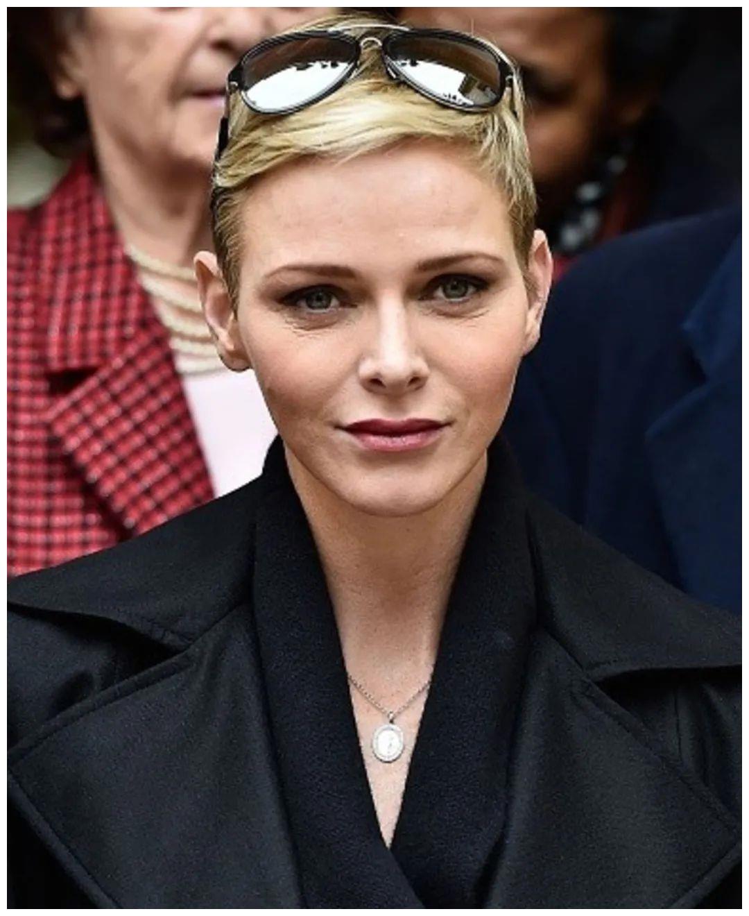 摩纳哥最美王妃夏琳,一头金发变朋克头震惊众人,王室囚徒谋改变