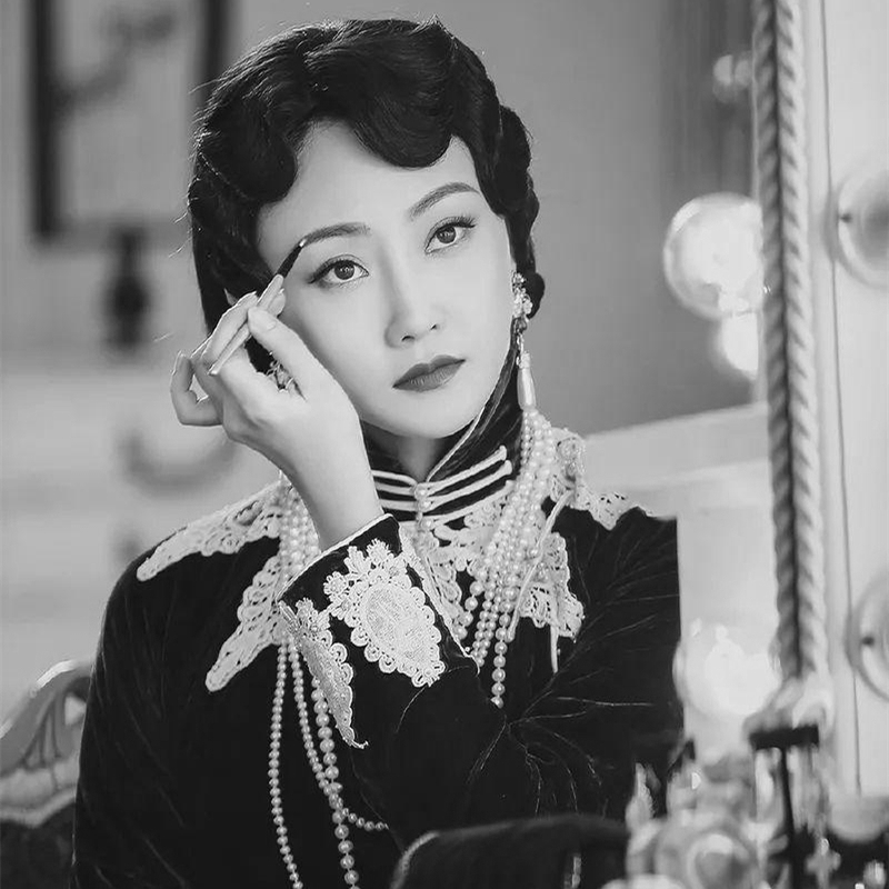 作为陆家的二小姐,陆英从小就被培养得琴棋书画样样精通,非常有学识