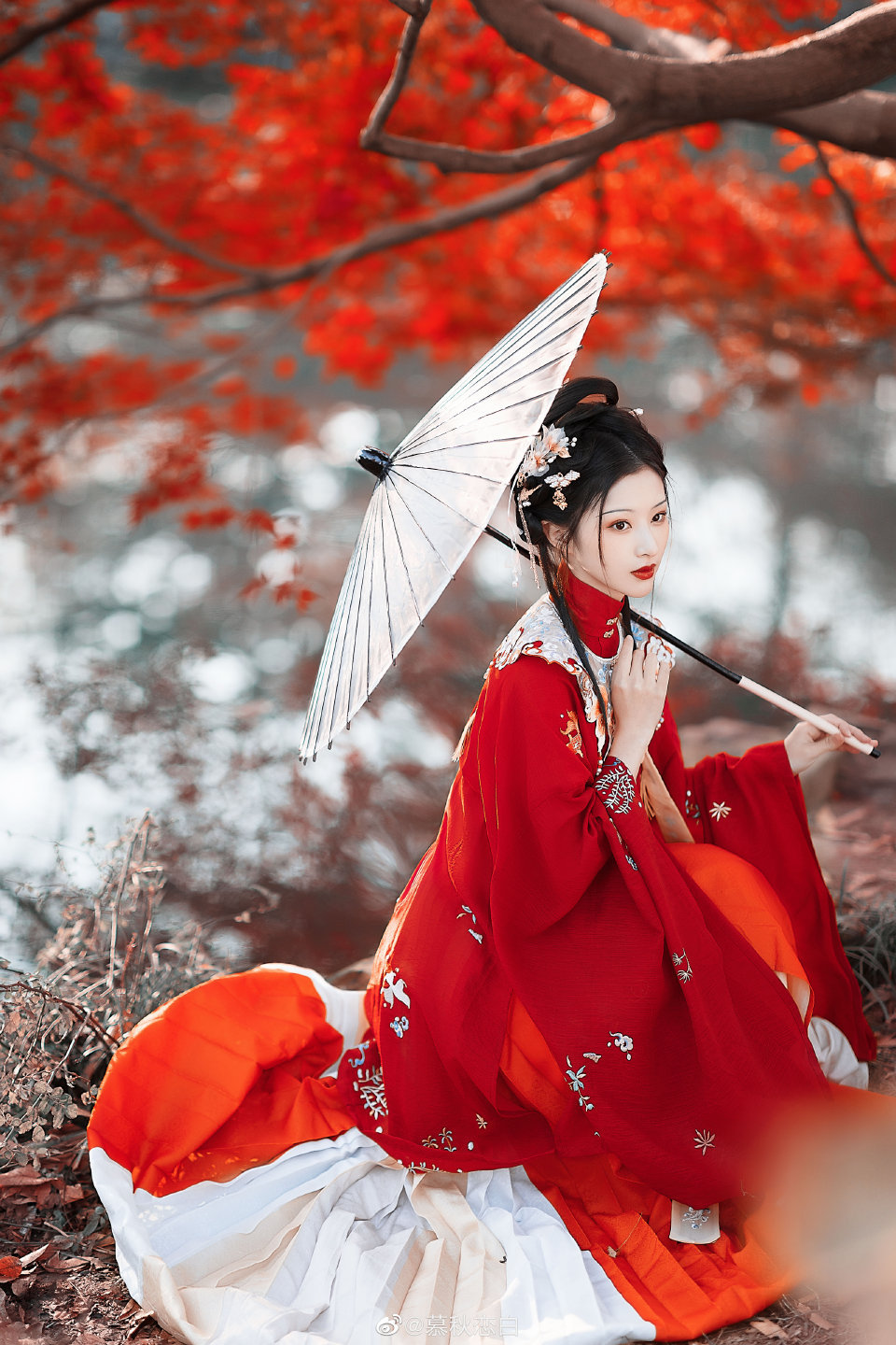 今日摄影分享枫林与落辉女孩红色汉服古风写真