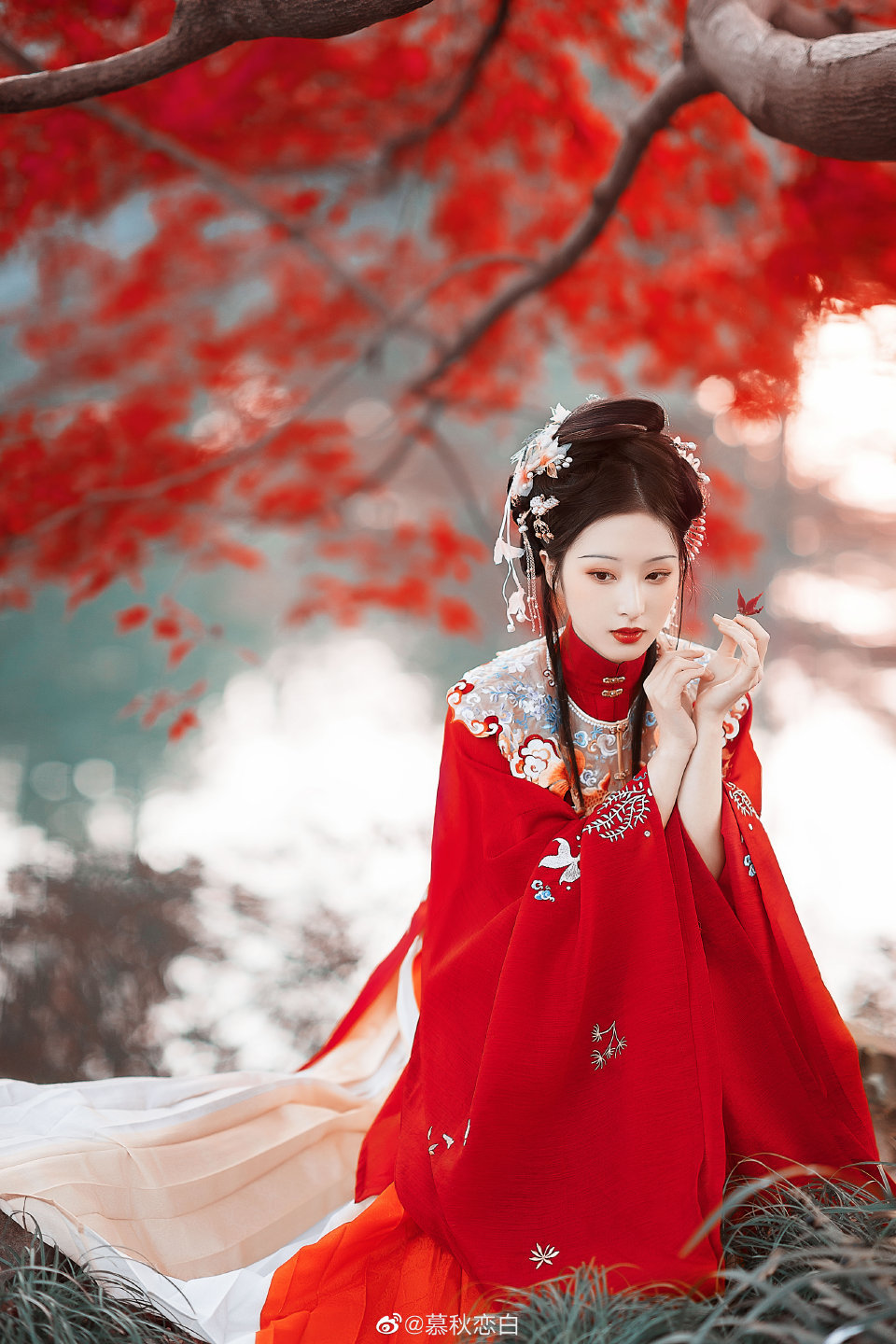 "摄影:@慕秋恋白出镜:@子怡eive特别声明:以上文章内容仅代表作者本人