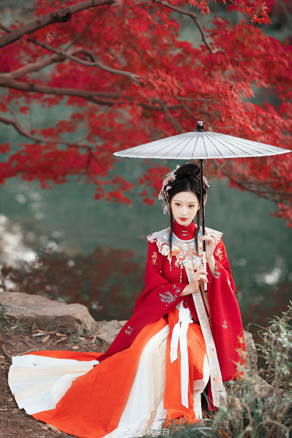 今日摄影分享枫林与落辉女孩红色汉服古风写真