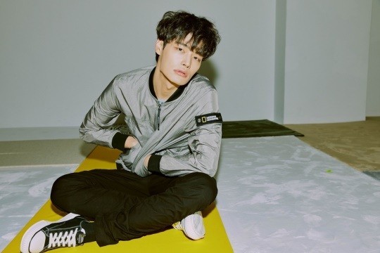 韩国艺人郑赫拍服装品牌宣传照