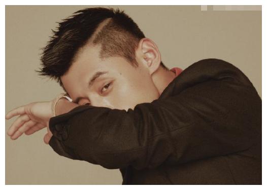 人设崩塌?张继科室内吸烟不顾他人,此前曾被多次吐槽素质堪忧